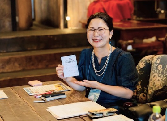 潜在意識コーチ養成講座の体験者の写真(40代女性・元教員)仲間と一緒に学ぶ姿