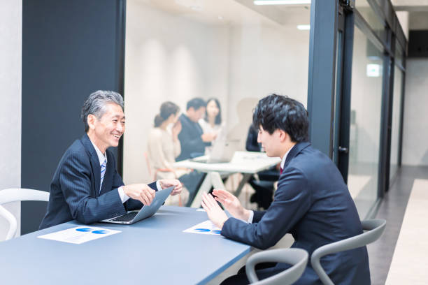 上司が部下と面談してるシーン