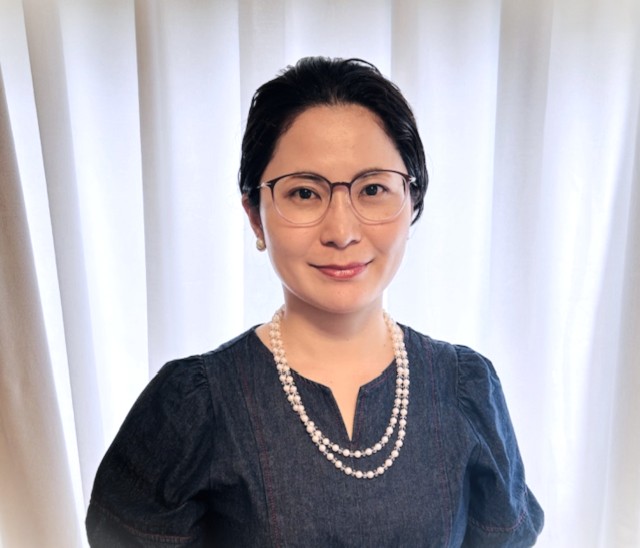 潜在意識コーチ養成講座の体験者の正面顔写真(40代女性・元教員)真っ直ぐな視線で前を見つめる、知性あふれる姿