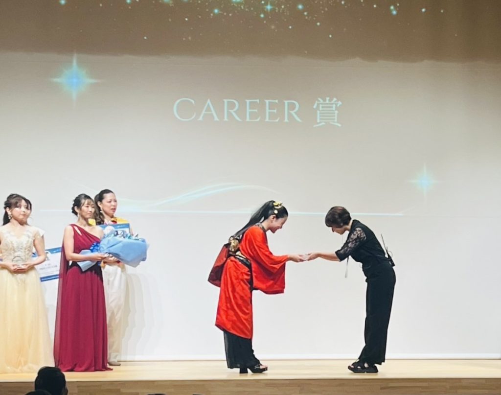 潜在意識コーチ養成講座の体験者の写真(40代女性・元教員)起業塾が主宰するキャリア賞の授賞式の様子