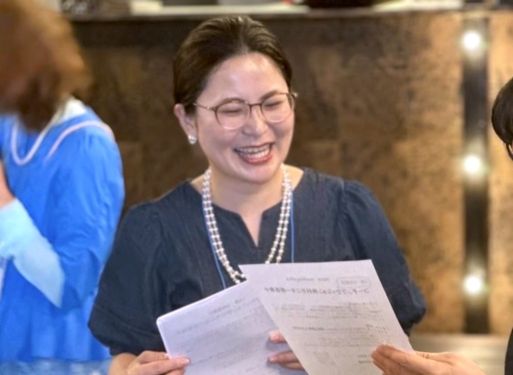 潜在意識コーチ養成講座の体験者の写真(40代女性・元教員)仲間と一緒に楽しく笑顔で学ぶ姿