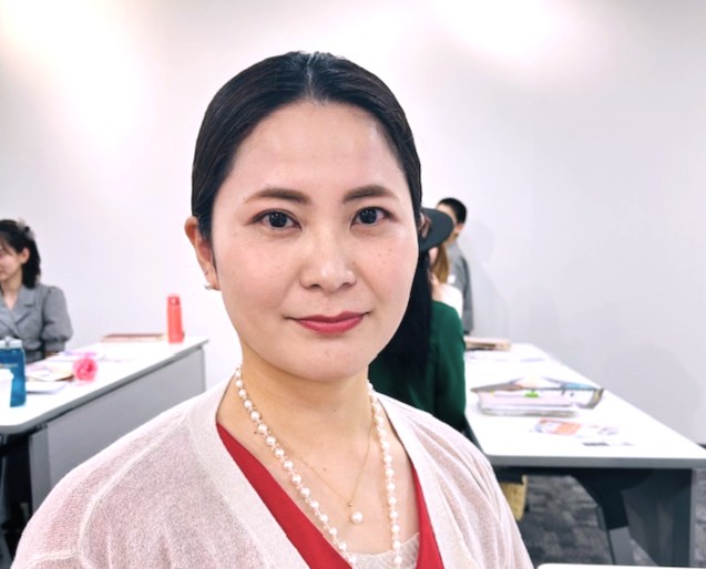 潜在意識コーチ養成講座の体験者の写真(40代女性・元教員)真っ直ぐにこちらを見つめる意志の強い瞳