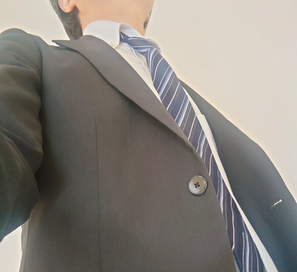 潜在意識メソッド受講生の声（50代男性会社員）精神が安定し、相手の感情に左右されず冷静にトラブル対応できるようになった！部下からの評判も変化！空を見上げるスーツ姿の男性