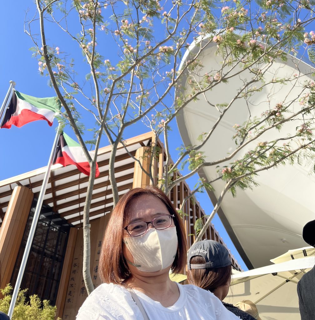 潜在意識コーチ養成・受講生の声（40代女性ヒーリング講師）月収30～40万円が安定し、初めて月100万円を達成！青空の中を晴れやかな笑顔で散歩する