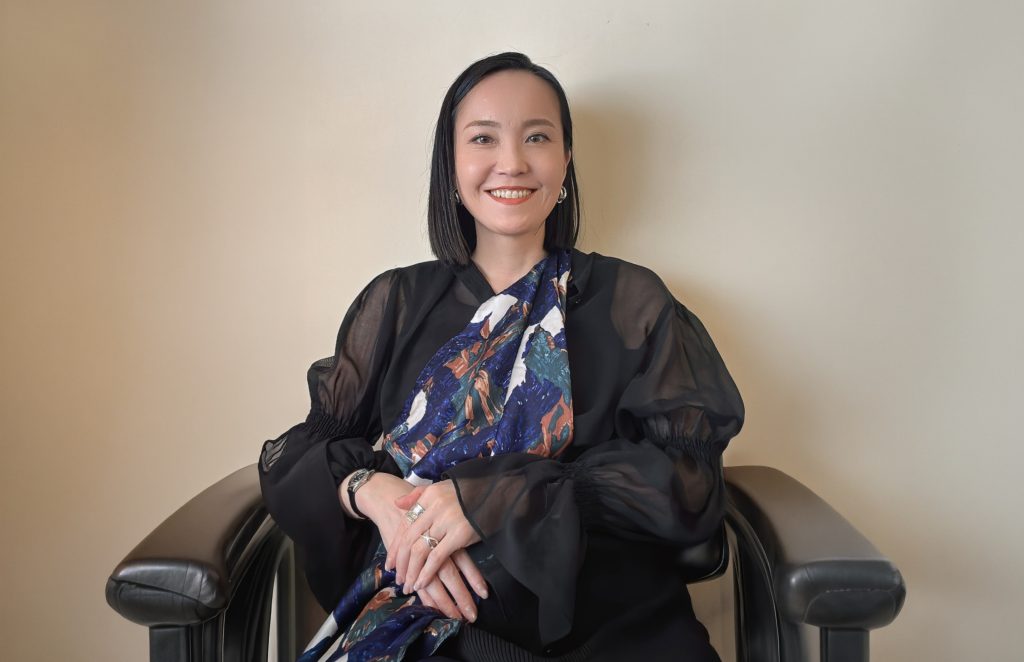 1_潜在意識アカデミー・受講生の声（50代女性管理職）直感&分析力がUP！感情が安定し悩む時間が激減、ヤル気&行動力も増した！自信あふれる笑顔でこちらを見つめる姿